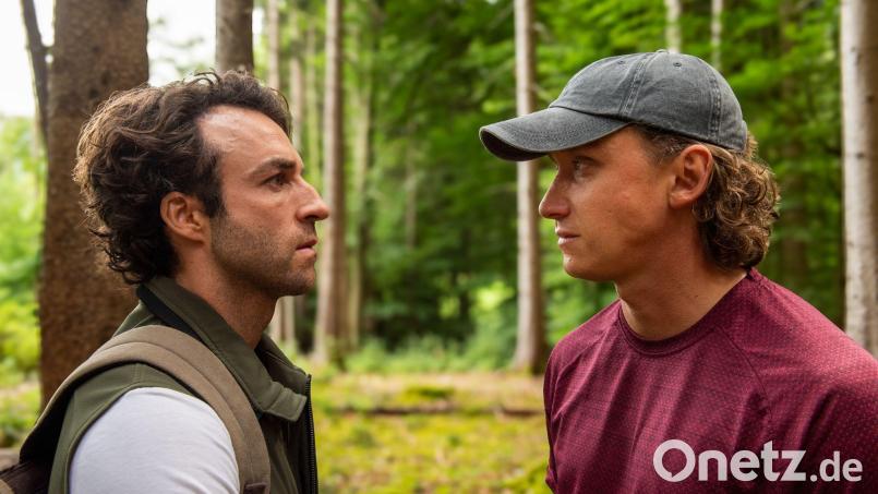 Forstwirt Yascha (Linus Schütz, links) und Fotograf Mats (Aaron Friesz) verbindet viel, aber sie müssen um ihre Liebe kämpfen - eine Szene aus dem neuen ZDF-„Herzkino“-Film „Baumgeflüster“. Bild: Susanne Bernhard/ZDF/dpa