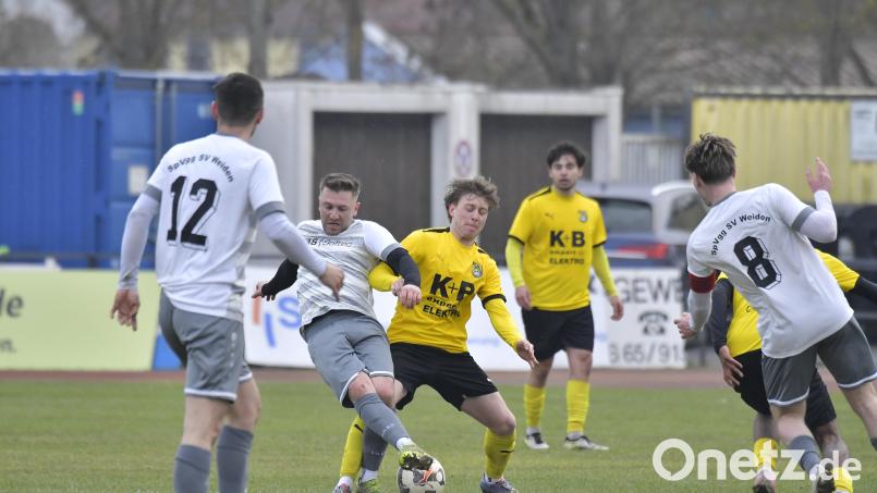 Szene aus dem Bezirksliga-Schlager zwischen dem FC Amberg und der SpVgg SV Weiden II. Bild: Hubert Ziegler