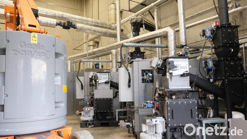 Um die Klimaziele zu erreichen, ist das Klosterdorf schon ein Stück voraus: Ein Hackschnitzel-Blockheizkraftwerk in Tremmersdorf (unser Bild) und eine Biogasanlage in Speinshart versorgen in den Hauptorten bereits viele Haushalte. Auch das Klosterareal und die öffentlichen Einrichtungen sind bereits an die Nahwärmeleitungen angeschlossen. Bild: Robert Dotzauer