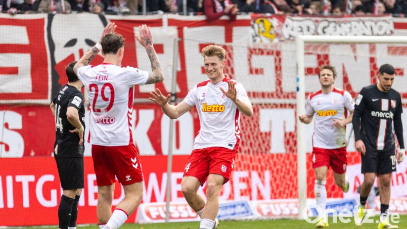 Adrian Fein (Nummer 29) und Malte Karbstein bejubeln das Tor zum 2:0 für den SSV Jahn. Bild: Sascha Janne
