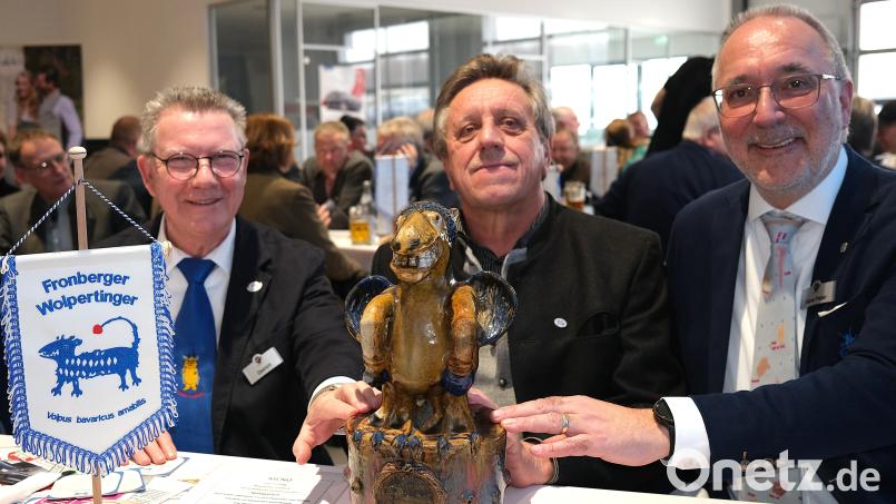 Drei "Wolpertinger" aus unterschiedlichen Kulturkreisen: Dietrich Harms aus Nienburg an der Weser (links) brachte die Wolpertinger-Keramik von Peter Mayer zurück zu den Wurzeln und überreichte sie dem Schwandorfer Präsidenten Josef Beer (Mitte). Rechts der Vertreter der Wolpertinger aus Strausberg, Hans Peter Thierfeld. Bild: Hirsch