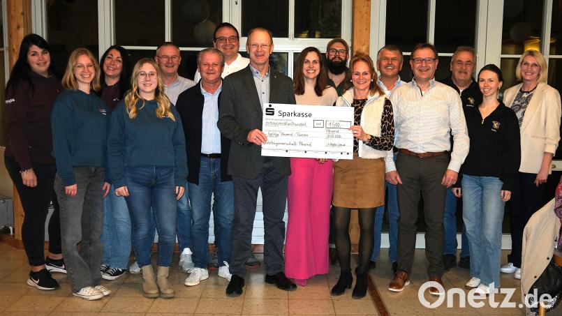 Die Sprecher der Werbegemeinschaft Pfreimd überreichten den Vertretern von neun Vereinen jeweils einen Scheck über 1500 Euro. Die Spartenleiterin der Spvgg-Turnabteilung, Kerstin Birner, revanchierte sich mit einem Gutschein für „einen Männerfitnesskurs“. Bild: Hirsch