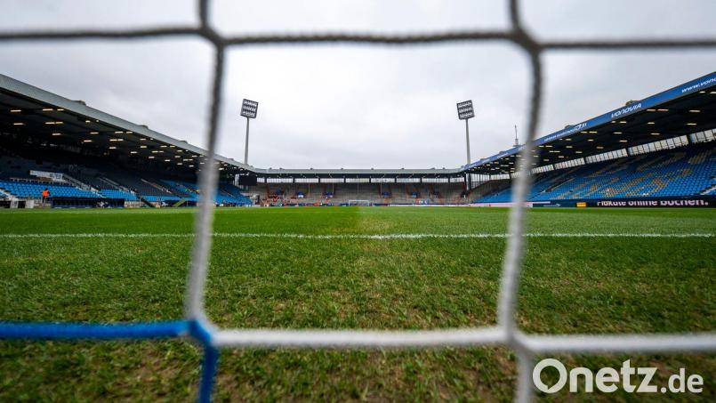 Ein Fußballtor ist in Erlangen umgestürzt und hat ein Kind tödlich verletzt. (Symbolbild) Bild: David Inderlied/dpa