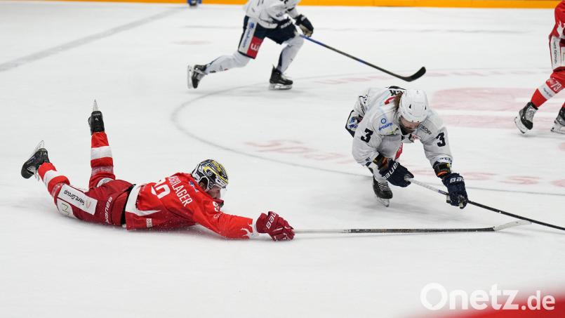 Julian Lautenschlager (EC Bad Nauheim) bereitet hier das 5:1 gegen Tommy Muck vor. Bild: A. Chuc