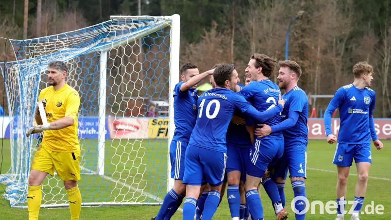 Jubel in der Nachspielzeit: Dem SV Etzenricht gelang unmittelbar vor dem Schlusspfiff per Elfmeter noch der 1:1-Ausgleich. Bild: war