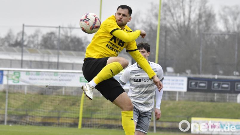 Artistische Einlage von FC-Spieler Maximilian Witzel (vorne): Der FC Amberg besiegte am Samstagnachmittag im Bezirksliga-Spitzenspiel die SpVgg SV Weiden II hochverdient mit 3:1. Bild: Hubert Ziegler