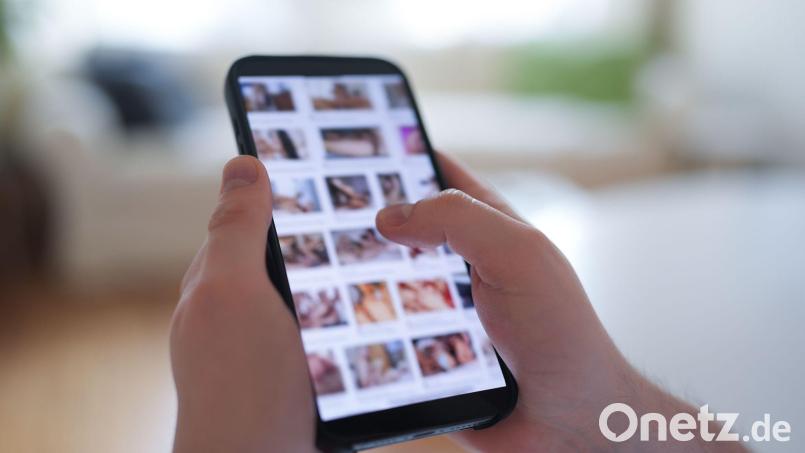 Bei sogenannten Deepfakes wird etwa mit Hilfe von KI ein prominentes Gesicht auf einen nackten Körper montiert. Symbolbild: Marcus Brandt/dpa