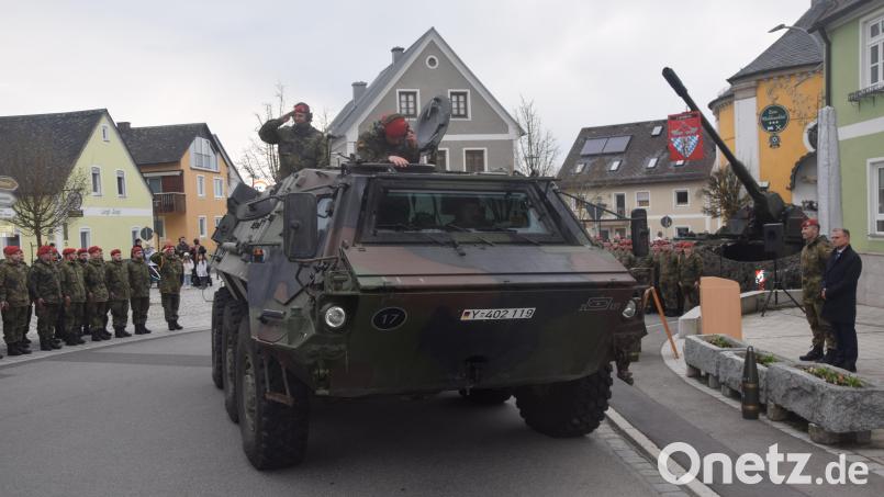 Auf einem Spähpanzer Luchs verließ der bisherige Batteriechef Major Christian Knorrn den Neuhauser Markplatz mit militärischem Gruß. Bild: Ernst Frischholz