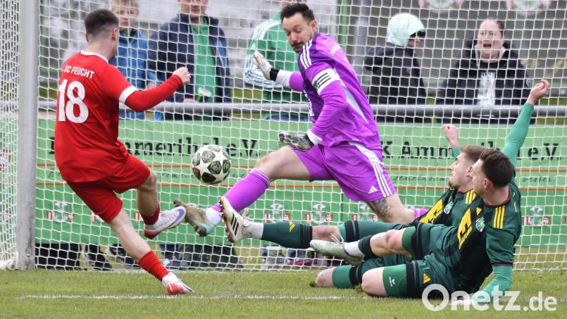 Das hätte das 0:2 für Feucht sein können: Arnes Faljic (links) kommt frei vor dem Ammerthaler Torhüter und Kapitän Christopher Sommerer frei zum Schuss, während sich Martin Popp und Henrik Brüggen (von rechts) gemeinsam in den Schuss werfen. Bild: Hubert Ziegler