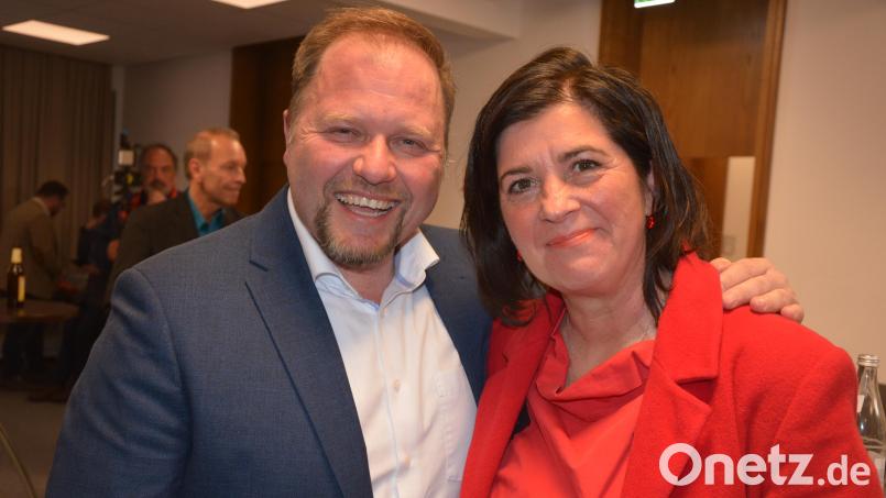 Der künftige Landrat hat gut lachen: Hubert Schicker freut sich mit seiner Frau Karolina über den Wahlsieg. Bild: jr