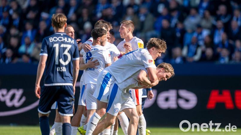 Kiels Spieler jubeln nach dem Tor von Jonas Therkelsen zum 3:2. Bild: David Inderlied/dpa