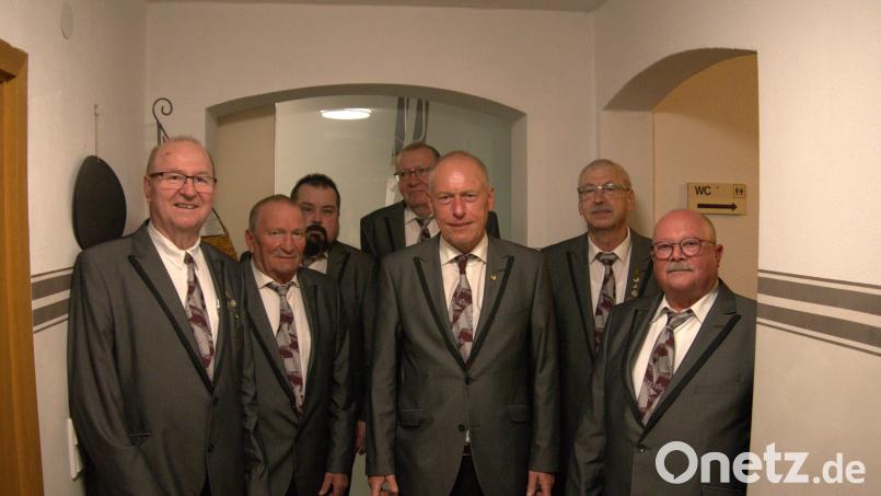 Der Vorstand des Männergesangsvereins spendet seine Sängerjacken und Krawatten für wohltätige Zwecke. Bild: Valerie Preiß