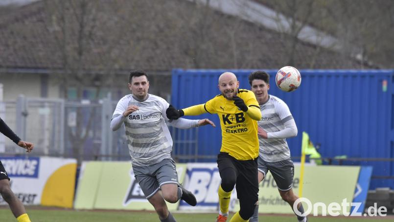 Friedrich Lieder im Duell gegen den Weidener Stefan Graf (links): Der FC Amberg gewann das Spitzenspiel der Bezirksliga Nord gegen die SpVgg SV Weiden II mit 3:1. Bild: Hubert Ziegler