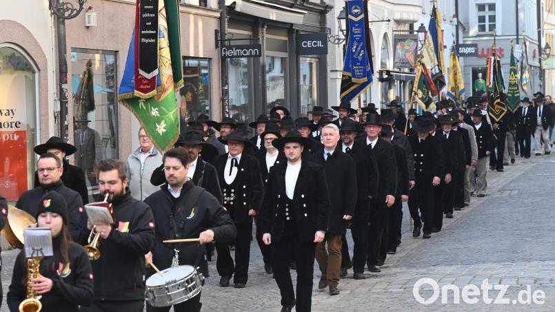 Gemeinsam zogen Zimmerer, Schreiner, Maurer, Dachdecker und Seinmetze mit ihren Zunftfahnen zur Basilika St. Martin, gedachten ihrer verstorbenen Mitgliedern und feierten anschleßend im Kummert-Bräu ihren Josefi-Tag. Bild: Gerhard Franz