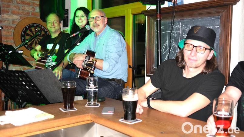 Uli Vogl, Sanne Killermann und Sven Hanke (von links) traten zum Saint Patrick`s Day in der Schwandorfer Weinstube auf. Bild: Hirsch