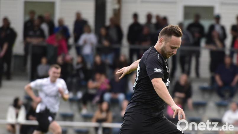 Florian Schlagenhaufer erzielte beide Treffer für den 1. FC Schwarzenfeld. Archivbild: ham