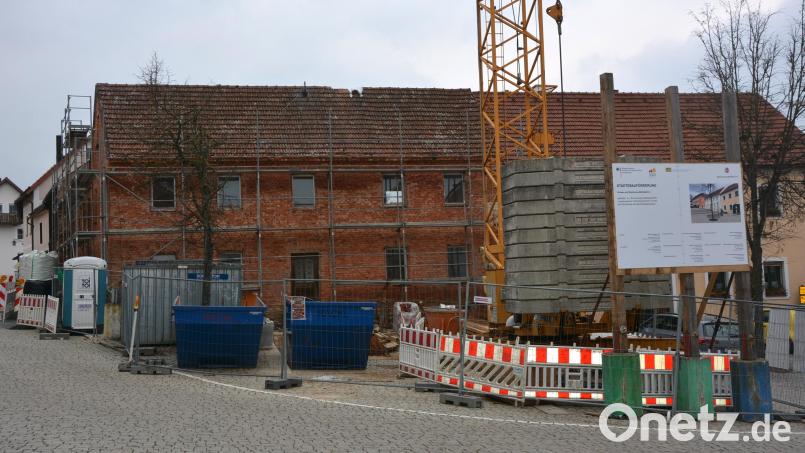 "Im kommenden Jahr um diese Zeit sollte der Dorfladen am Marktplatz 4 eröffnet haben", hoffte Bürgermeister Klaus Meyer auf regen Baufortschritt. Bild: jr
