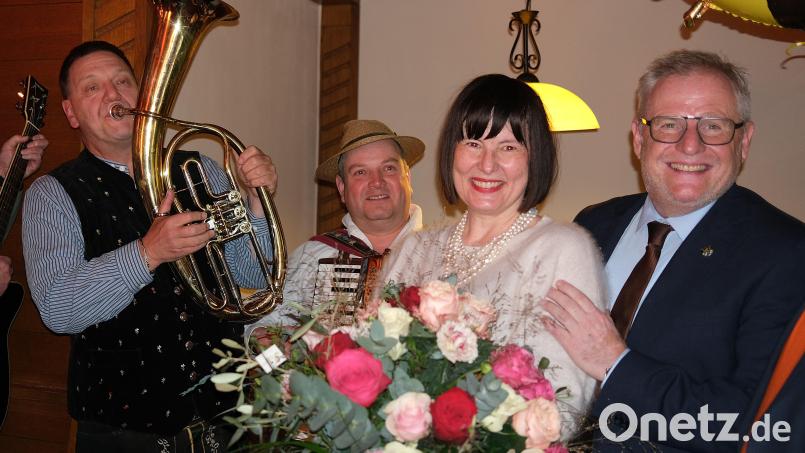 Ein glücklicher Wahlsieger Andreas Feller (Bürgerliste Schwandorf) strahlt mit Ehefrau Susanne um die Wette. Christian Ziegler (links) aus Fensterbach spielt bei der Wahlparty in der Schmidt-Bräu-Gaststätte für seinen langjährigen Bürgermeisterkollegen auf. Bild: Hirsch