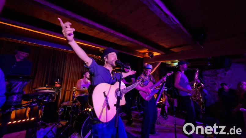 Mit dem deutschen Reggae-Musiker "Jahcoustix" (links) gastierte die Münchener Band "Jamaram" im Rahmen ihrer "Arunga Tour 2026" erstmals am Schafferhof. Die acht Musiker begeisterten das Publikum mit einem mitreißenden Konzert. Bild: prh