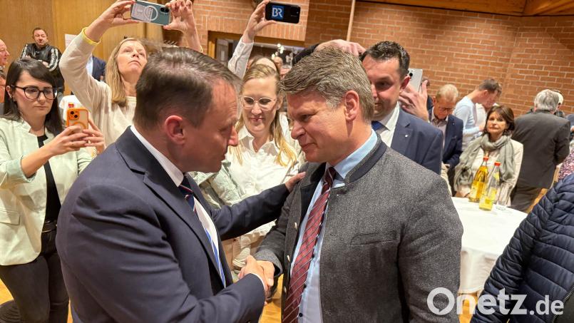 Benjamin Zeitler (rechts) nimmt die Glückwünsche seines Kontrahenten Jens Meyer von der SPD entgegen. Zeitler gewann die Stichwahl am Sonntagabend deutlich und wird neuer Weidener Oberbürgermeister. Bild: Gabi Schönberger