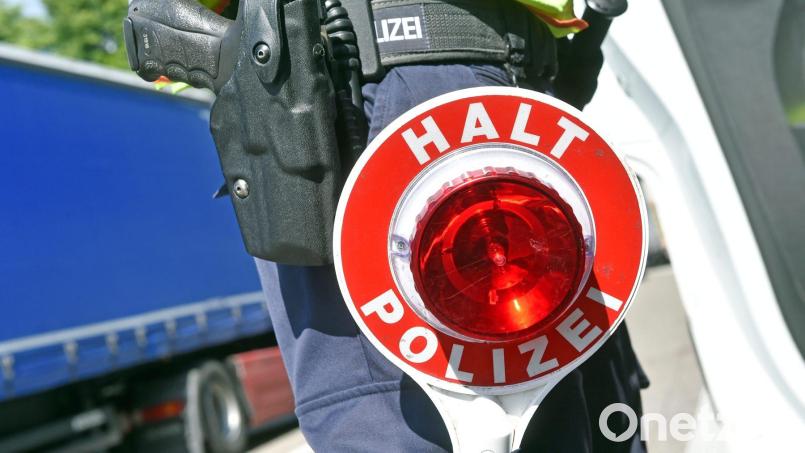 Ein 34-jähriger Fahrer wurde in Schwandorf ohne gültige Fahrerlaubnis und Versicherung erwischt. Symbolbild: Uli Deck/dpa