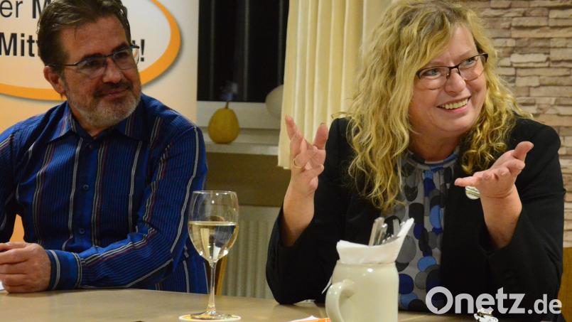 Die Beauftragte der Bayerischen Staatsregierung für das Ehrenamt, MdL Gabi Schmidt, mit Gastgeber Markus Emmerich. Bild: Kunz