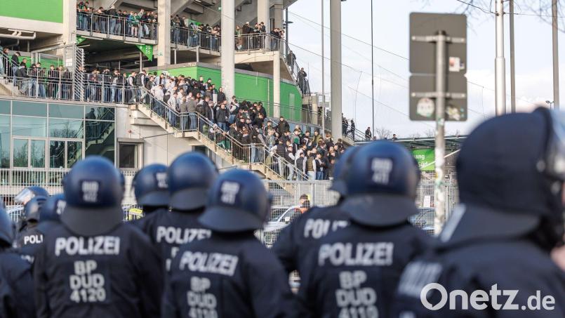 Die Wolfsburger Polizei nahm vor dem Spiel mehrere Bremer Fans fest. Bild: Andreas Gora/dpa