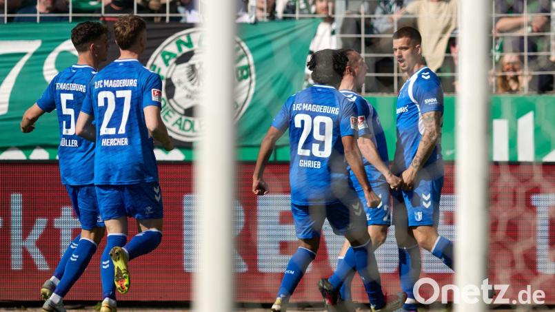Die Spieler des 1. FC Magdeburg bejubeln das erste von zwei Toren von Mateusz Zukowski (r.). Bild: Bernd Thissen/dpa