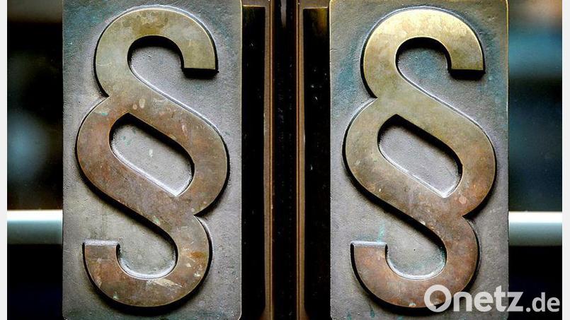 Die Verhandlung vor dem Schwandorfer Amtsgericht gegen einen vermeintlichen Betrüger wurde vorerst ausgesetzt. Symbolbild: Oliver Berg/dpa