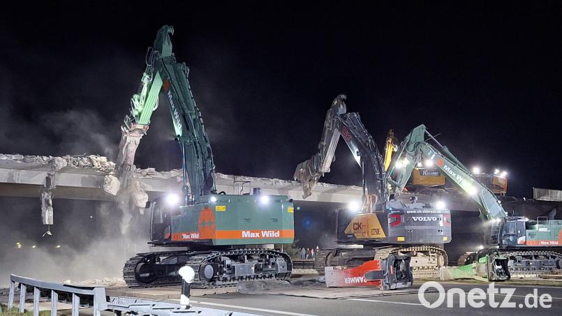Eine kleine Armee an Baggern knabbert an der Brücke über die A 93 bei Nabburg. In der Nacht von Samstag auf Sonntag ist das Bauwerk abgerissen worden, um Platz zu machen für einen Neubau. Dazu war eine Vollsperrung der Autobahn nötig. Bild: bl