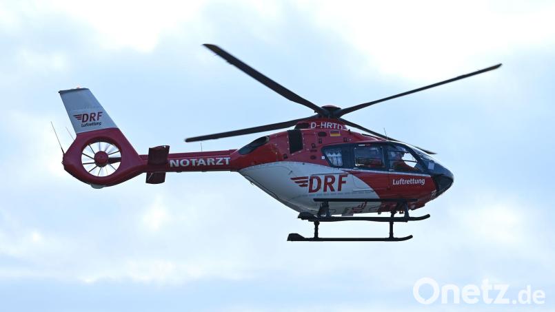 Der Rettungshubschrauber flog zu dem Unfallort. (Symbolbild) Bild: Elisa Schu/dpa