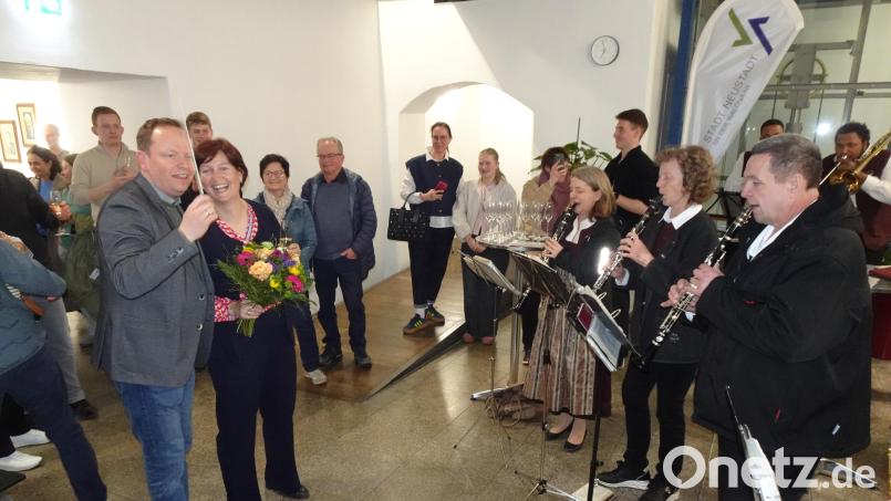 Die Familie steht hinter der neuen Neustädter Bürgermeisterin Tanja Kippes (CSU). Erst alleine und dann gemeinsam mit Ehemann Michael dirigiert sie im Rathaus die Stadtkapelle. Bild: ui