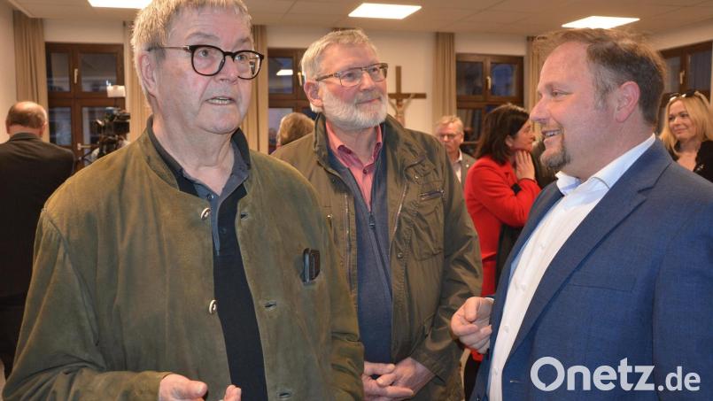 Es war ein freudiger Tag für die Freien Wähler im Landkreis Tirschenreuth: Ihr Kreisvorsitzender Hubert Schicker (rechts) wurde zum neuen Landrat gewählt. Mit ihm freuten sich am Wahlabend unter anderem Hans Klupp (links), Fraktionssprecher im Kreistag, und Mährings Altbürgermeister Josef Schmidkonz. Auch in dessen Gemeinde holte Schicker mehr Stimmen als Amtsinhaber Roland Grillmeier. Bild: jr