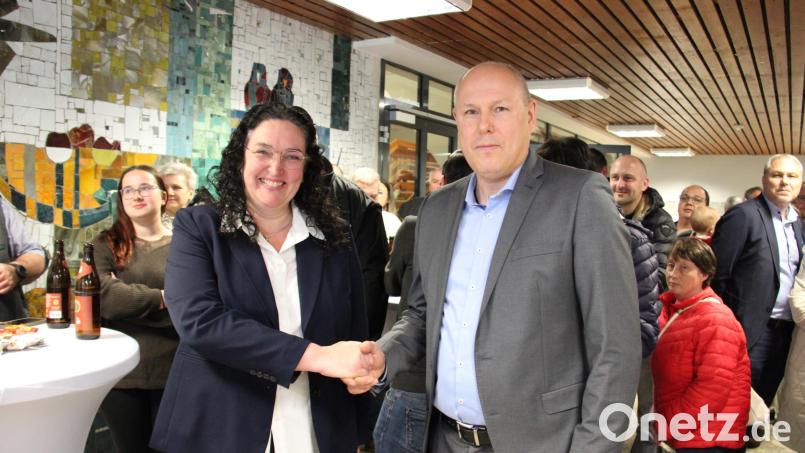 Markus Preisinger (rechts) gratuliert als fairer Verlierer der künftigen Bürgermeisterin von Plößberg, Tina Zeitler (links). Bild: prh