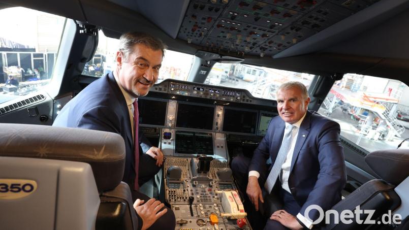 Lufthansa-Vorstandschef Carsten Spohr (r, mit Ministerpräsident Markus Söder) hat große Pläne am Münchner Flughafen. Bild: Karl-Josef Hildenbrand/dpa