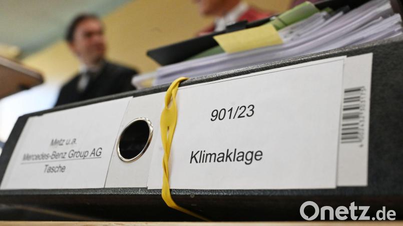 Die Umwelthilfe will mit der Klage erzwingen, dass bald keine Neuwagen mit Verbrennungsmotor mehr verkauft werden dürfen. (Archivbild) Bild: Uli Deck/dpa