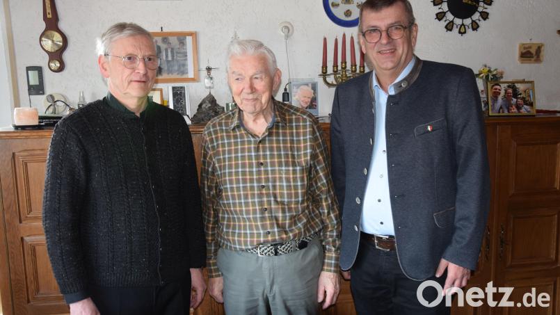Zum 90. Geburtstag von Joseph Vogl machten dem Jubilar auch Pfarrer Norbert Große (links) für die Pfarrei St. Ägidius und Bürgermeister Peter Braun (rechts) für den Markt Schmidmühlen seine Aufwartung. Bild: bö