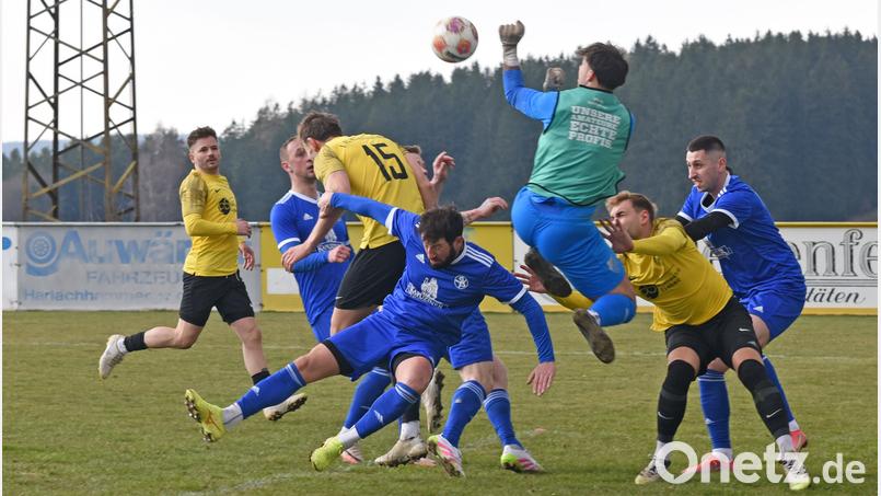 Der SV Poppenreuth besiegte den FC Marktleuthen nach einem 0:2-Rückstand noch mit 3:2. In dieser Szene klärt Gästetorwart Fabian Riedl mit der Faust. Bild: Gebert