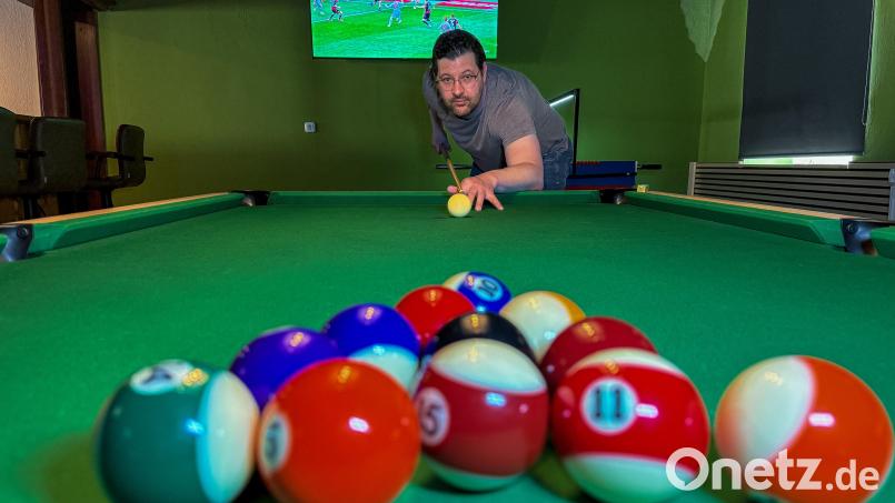 Seit Ende Januar hat die Sportbar von Philip McLarrin im Bachviertel geöffnet. Das spricht sich mittlerweile rum, immer mehr Gäste kommen – auch, um Billard zu spielen, sagt der neue Wirt. Bild: Stephan Huber