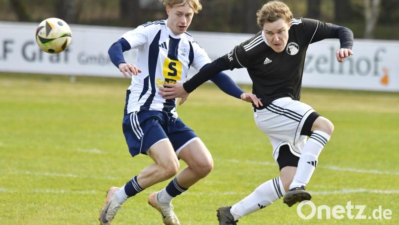 Rassiger Zweikampf zwischen Johannes Brandt (rechts) vom FC Edelsfeld und dem Raigeringer Torschützen Raphael Wolf (links). Aus: FC Edelsfeld - SV Raigering 0:1. Bild: Hubert Ziegler