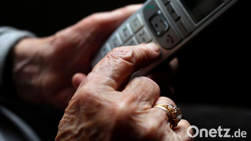 Besonders ältere Menschen werden oft von Telefon-Betrügern ins Visier genommen. Momentan rufen im Raum Sulzbach-Rosenberg vermehrt falsche "Polizisten" an, um Geld zu ergaunern. Symbolbild: Karl-Josef Hildenbrand/dpa