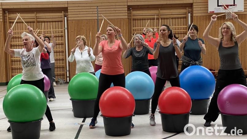 Drums Alive mit Carina: Zu fetzigen Rythmen macht das richtig Spaß. Bild: Völkl