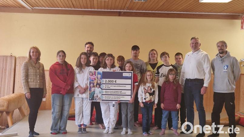 Frank Küspert (Zweiter von rechts) hatte für die Kinder einen 2.000-Euro-Scheck dabei. Mit auf dem Bild sind Vertreterbereichsleiterin Michaela Plätrich (links) sowie von der Schutzraum-Akademie aus Ebnath die Trainer Marius Antor (Vierter von links) und Andreas Fachtan (rechts). Bild: Allianz