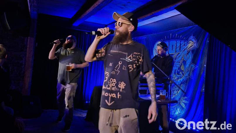 Der Oberpfälzer Mundart-Rapper "BBou" (im Vordergrund) lieferte am Schafferhof ein Konzert, das vor allem seine jüngeren Fans begeisterte. Begleitet wurde er von Rapper "Kiste" (links) und DJ Sticki (rechts). Bild: prh