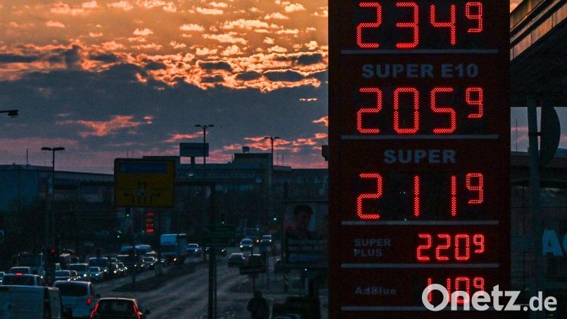 Tanken wird immer teurer - Diesel ist nur noch minimal vom Allzeithoch entfernt. Bild: Jens Kalaene/dpa