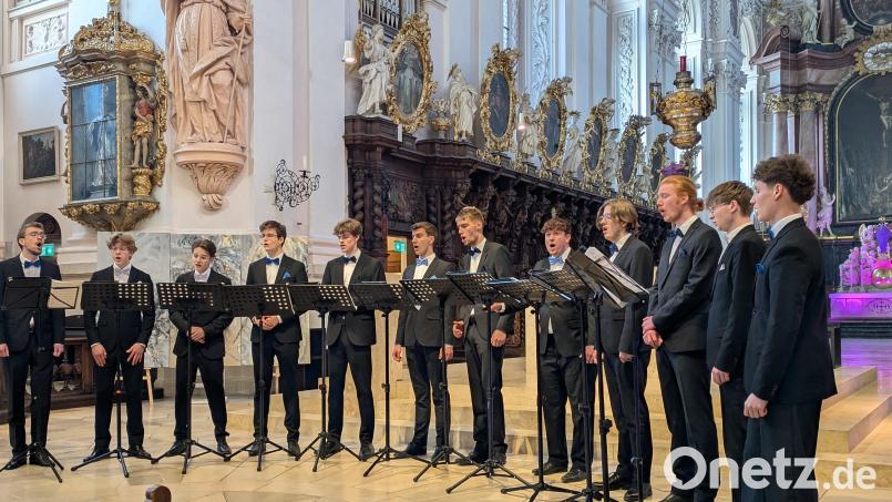 Das Männerchorensemble "Sonus Aeternus" aus Dresden eröffnete am Sonntag die Basilika-Konzertreihe 2026 und baute dem Publikum in Waldsassen beeindruckende "Klangbrücken", so der Titel des Programms. Bild: Paul Zrenner