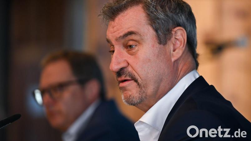 Markus Söder (rechts) gesteht nach teils schweren Verlusten seiner Partei bei den Stichwahlen einen Dämpfer für die CSU ein. Bild: Sven Hoppe/dpa