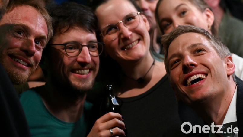 Dominik Krause nach seinem Wahlsieg auf der Party der Grünen. Bild: Sven Hoppe/dpa