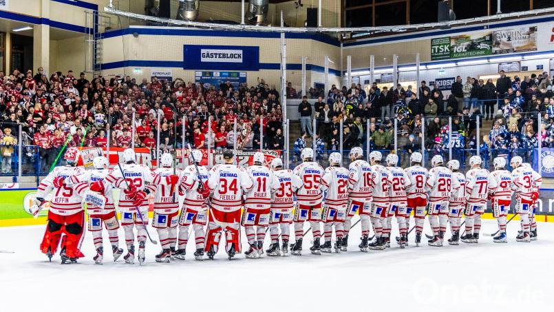 Den Eisbären Regensburg (hier bei einem Gastspiel in Weiden) feierten am Sonntagabend in Rosenheim einen historischen Sieg. Archivbild: Tobias Neubert