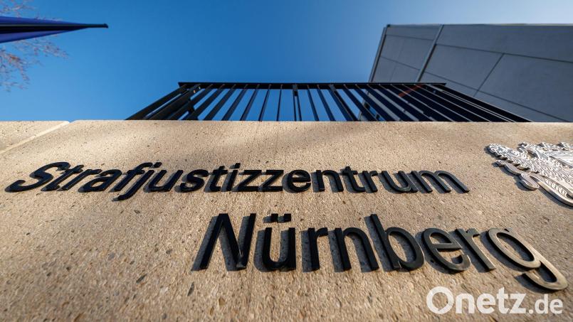 Die Frau ist vor dem Landgericht wegen versuchten Mordes und gefährlicher Körperverletzung angeklagt. (Symbolbild) Bild: Daniel Karmann/dpa